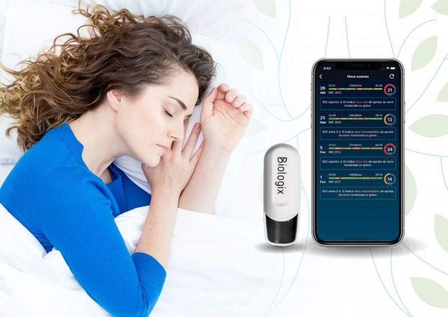 Paciente dormindo enquanto o sensor Biologix monitora os parâmetros do sono, com leitura no aplicativo