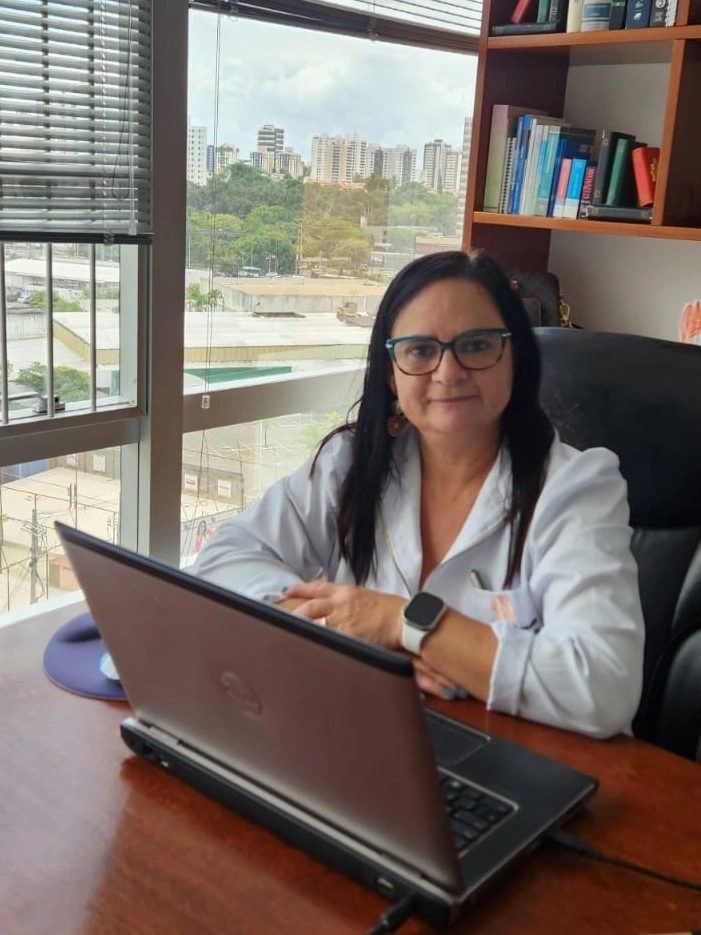 Dra. Graça Guimarães em seu consultório na Plurimed, em Salvador